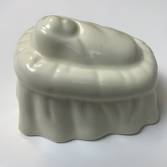 House Of Lloyd 1998 Christmas Around the World Baby in Manger porcelain figure - Picture 4 of 8